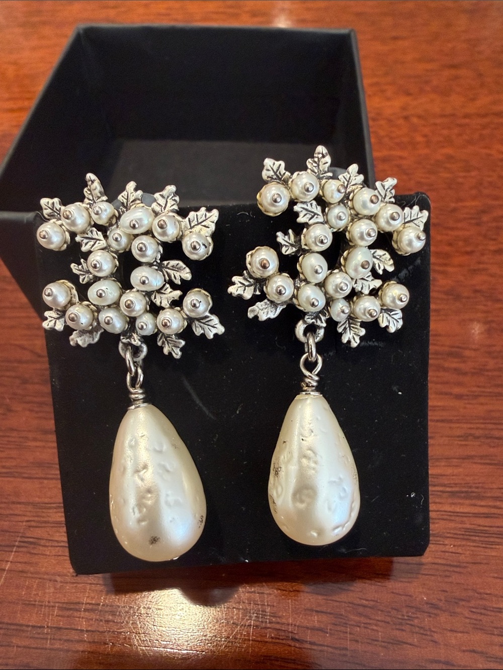 CHANEL AUTHENTIC and unique  Pearl Drop Earrings - White Teardrop